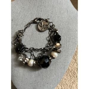 Artistic works by Lu black/cream colored bracelet
